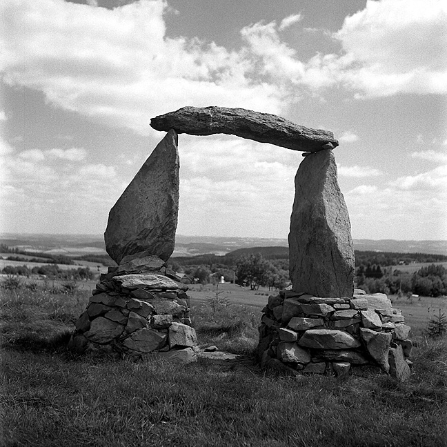 Kamenná brána jako symbol pevného a jednoduchého propojení